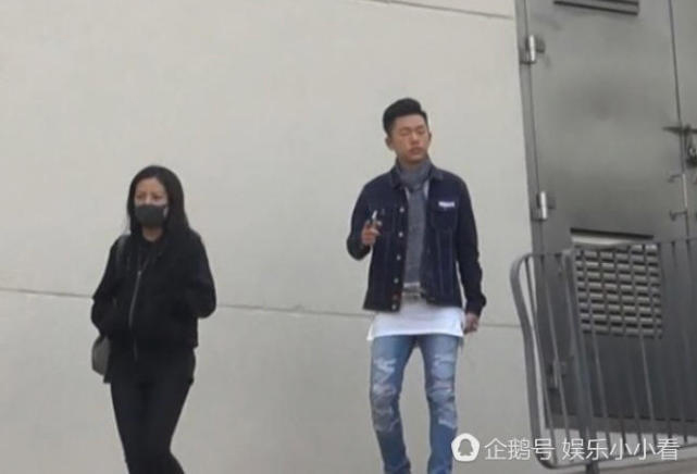 Triệu Vy cùng con gái tới trường giữa ồn ào kinh doanh gian lận