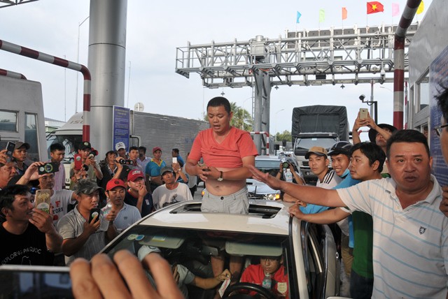 Tiếp tục mời làm việc 2 tài xế phản đối trạm thu phí BOT Cai Lậy