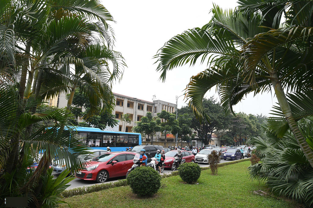 Điểm nóng kẹt xe Nguyễn Chí Thanh trước ngày xén dải phân cách