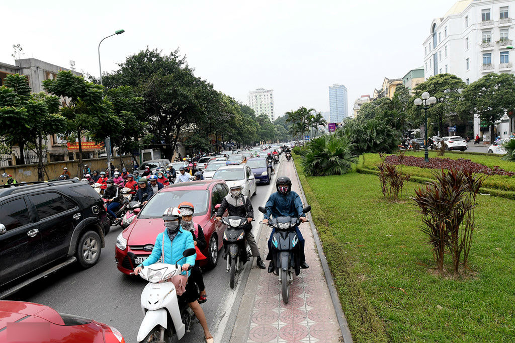 Điểm nóng kẹt xe Nguyễn Chí Thanh trước ngày xén dải phân cách