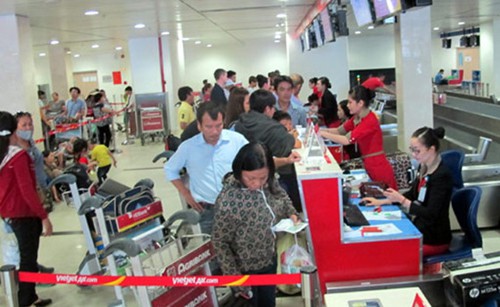 Đi máy bay, kiều nữ 22 tuổi túm áo, giật thẻ nhân viên hàng không