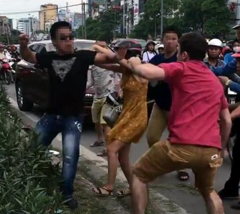 Hai thanh niên đi ôtô đánh tới tấp người lớn tuổi sau va chạm