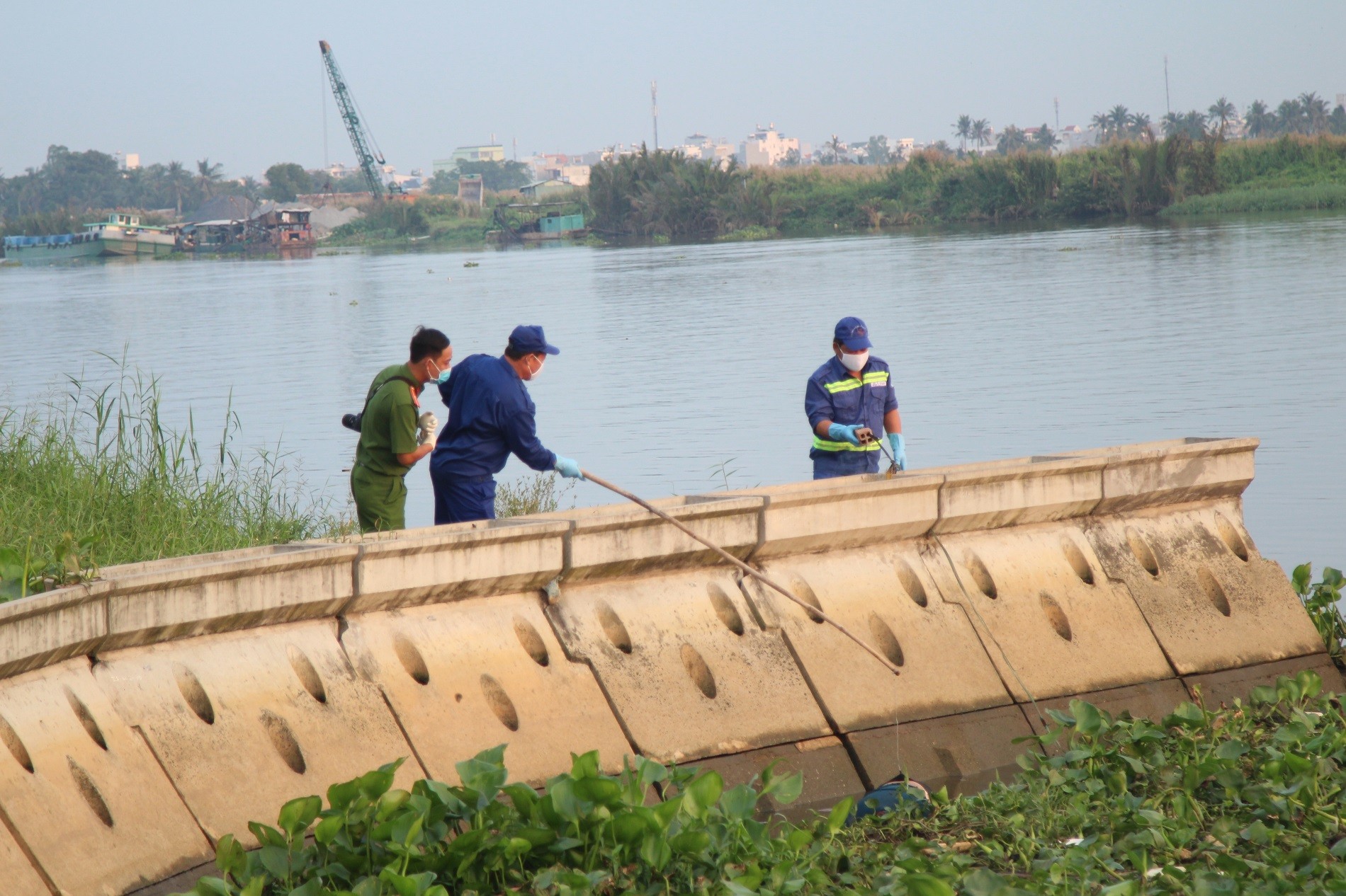 Điều tra vụ xác chết nam thanh niên trôi trên sông Sài Gòn