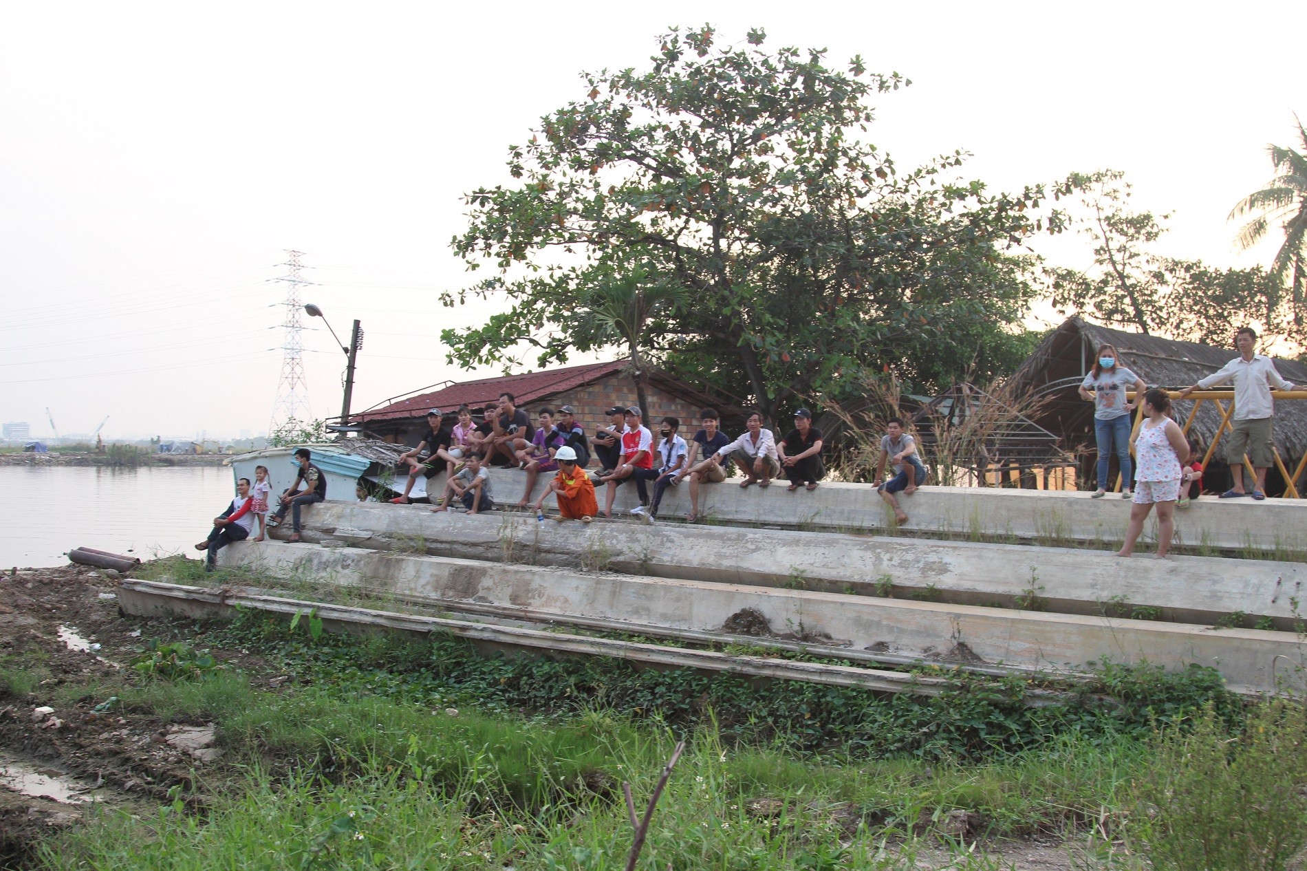 Điều tra vụ xác chết nam thanh niên trôi trên sông Sài Gòn