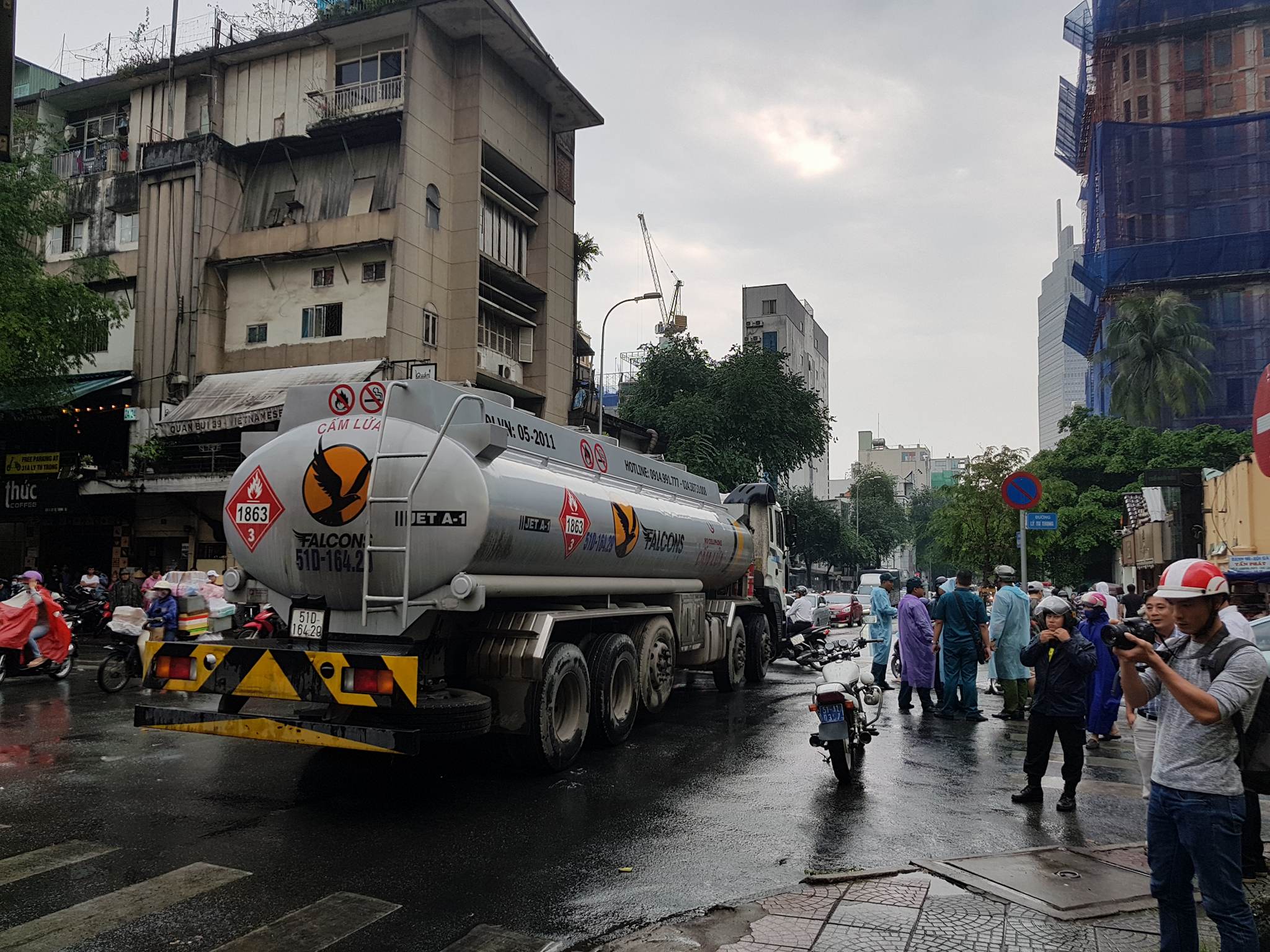 TP.HCM: Nữ sinh 18 tuổi chết thảm dưới bánh xe bồn