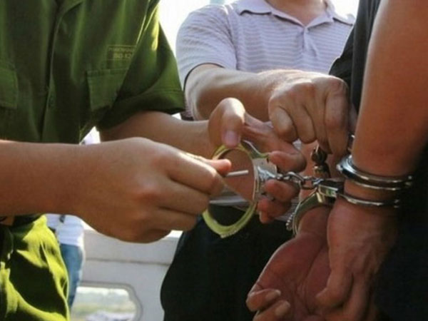 Bắt cóc con riêng của vợ hờ, tống tiền rồi đâm 2 công an bị thương