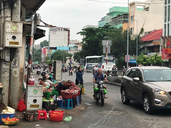 Chợ cóc tái chiếm vỉa hè ở quận trung tâm Sài Gòn Chợ cóc tái chiếm vỉa hè ở quận trung tâm Sài Gòn