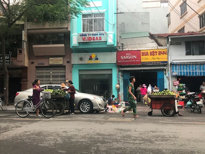 Chợ cóc tái chiếm vỉa hè ở quận trung tâm Sài Gòn Chợ cóc tái chiếm vỉa hè ở quận trung tâm Sài Gòn