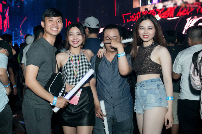 Đi rave show Armin và đây là những cô nàng nóng bỏng nhất! Đi rave show Armin và đây là những cô nàng nóng bỏng nhất!