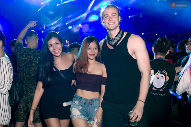 Đi rave show Armin và đây là những cô nàng nóng bỏng nhất! Đi rave show Armin và đây là những cô nàng nóng bỏng nhất!