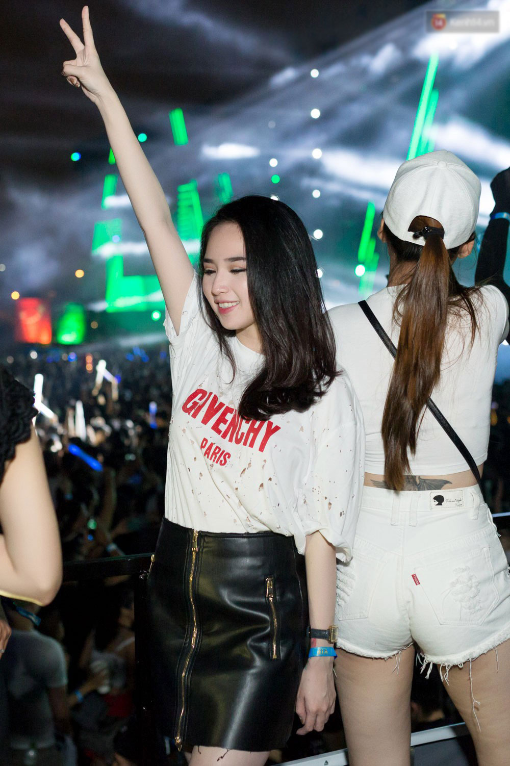 Đi rave show Armin và đây là những cô nàng nóng bỏng nhất! Đi rave show Armin và đây là những cô nàng nóng bỏng nhất!