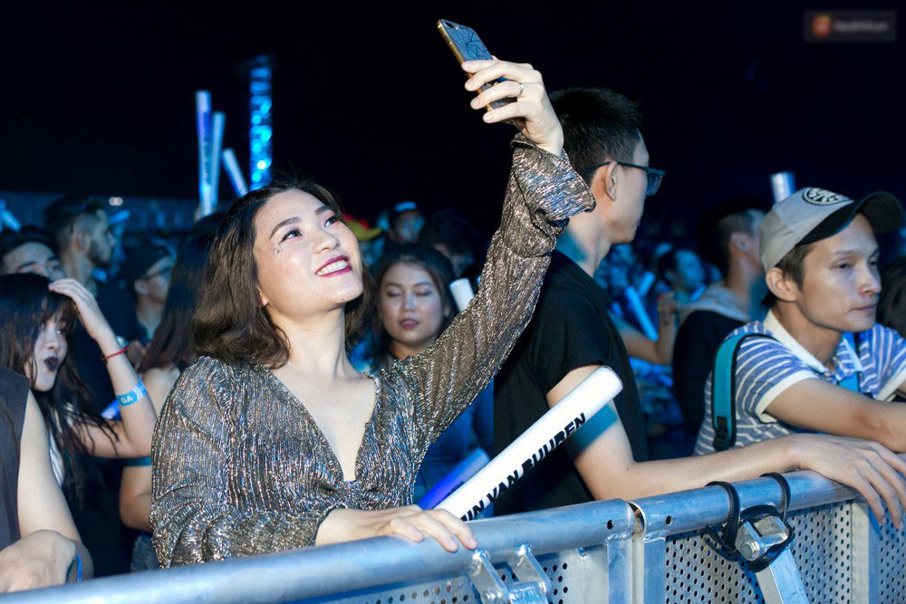 Đi rave show Armin và đây là những cô nàng nóng bỏng nhất!