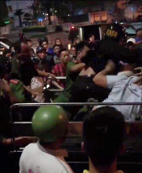 Nam thanh niên bị đánh gục sau khi đòi dùng tiền ném chết người, mua công an