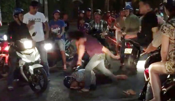 Nam thanh niên bị đánh gục sau khi đòi dùng tiền ném chết người, mua công an