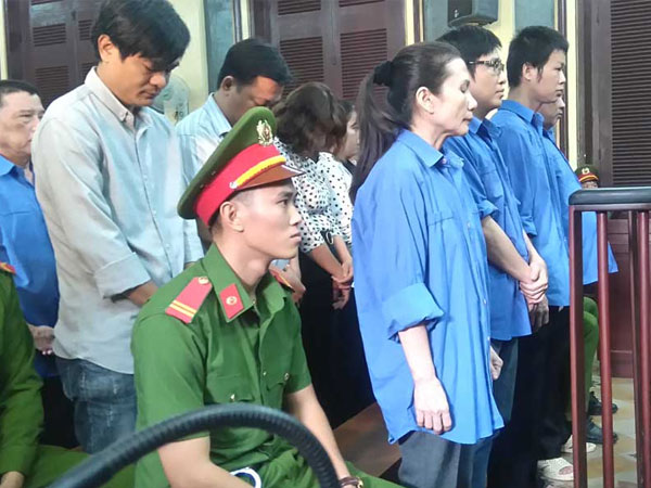 Giám đốc ngân hàng tham ô 26.600 lượng vàng thoát án tử