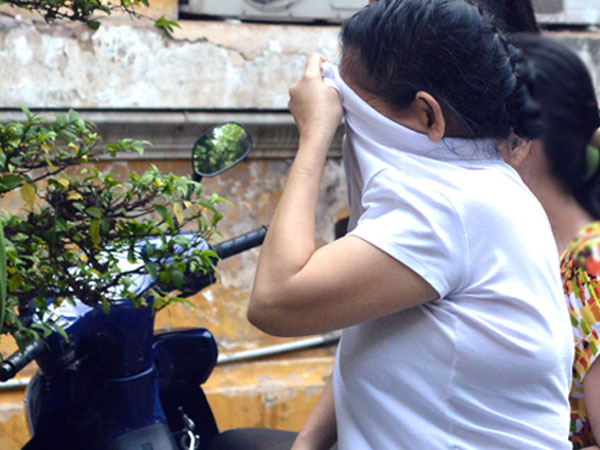 Người đàn bà ngoại quốc xin giúp việc theo giờ để trộm cắp