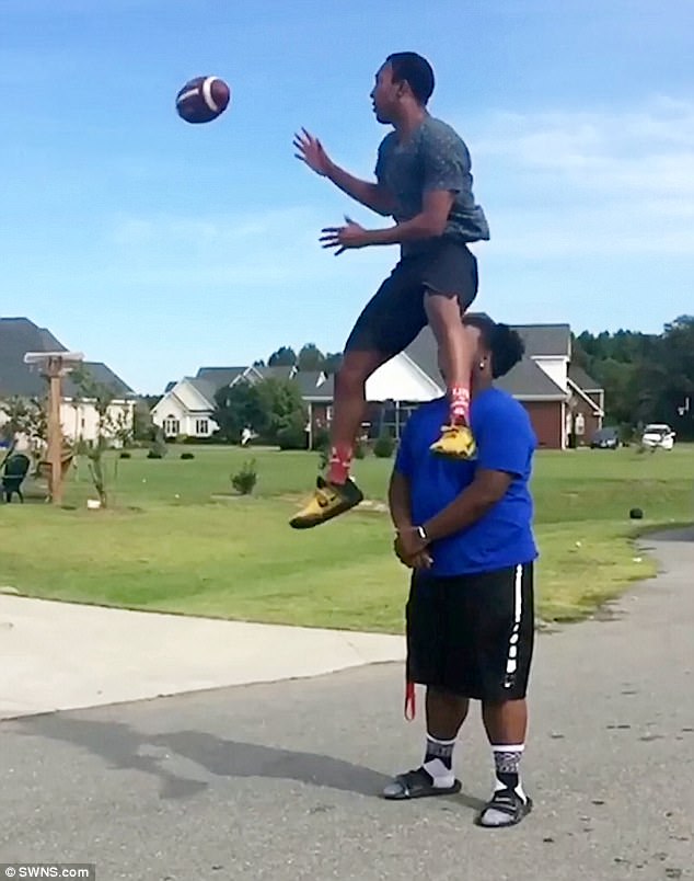 Thanh niên nhảy cực cao, nhún tại chỗ cũng qua đầu người khác