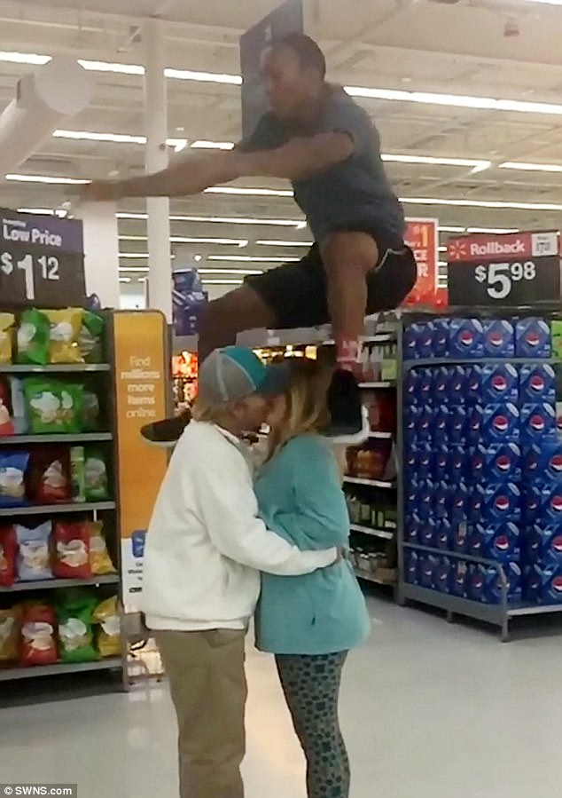 Thanh niên nhảy cực cao, nhún tại chỗ cũng qua đầu người khác