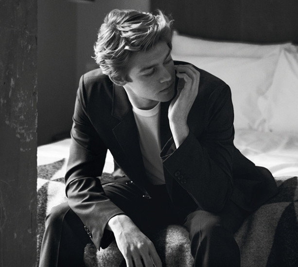 Hot boy mặt lạnh chiếm trọn trái tim Taylor Swift là ai? Hot boy mặt lạnh chiếm trọn trái tim Taylor Swift là ai?