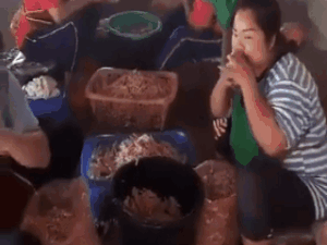 Clip: Quy trình chế biến món chân gà rút xương bằng miệng khiến nhiều người kinh hãi Clip: Quy trình chế biến món chân gà rút xương bằng miệng khiến nhiều người kinh hãi