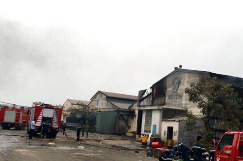 Hai công nhân tử vong trong đám cháy nhà xưởng ở Bình Dương