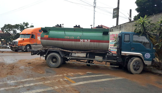 Va chạm xe container, xe chở xăng dầu tông thủng nhà dân