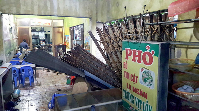 Va chạm xe container, xe chở xăng dầu tông thủng nhà dân