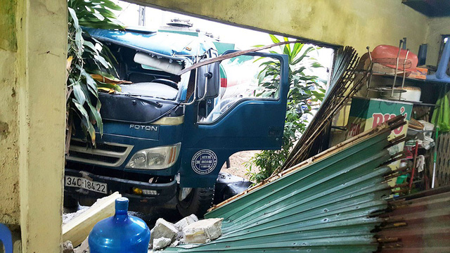 Va chạm xe container, xe chở xăng dầu tông thủng nhà dân
