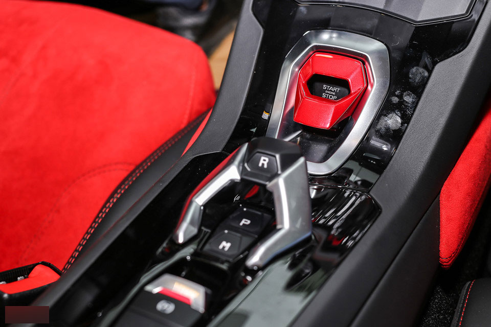 Lamborghini Huracan LP610-4 màu đen chính hãng đầu tiên tại Việt Nam