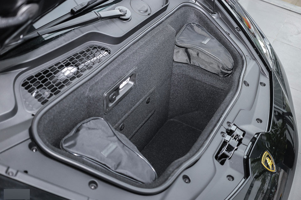 Lamborghini Huracan LP610-4 màu đen chính hãng đầu tiên tại Việt Nam