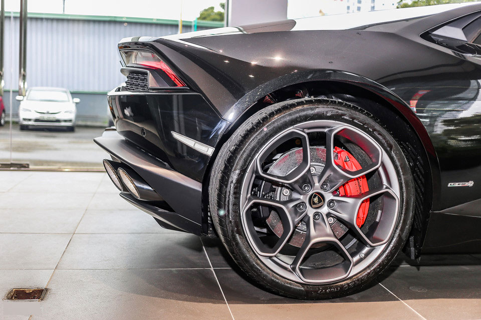 Lamborghini Huracan LP610-4 màu đen chính hãng đầu tiên tại Việt Nam