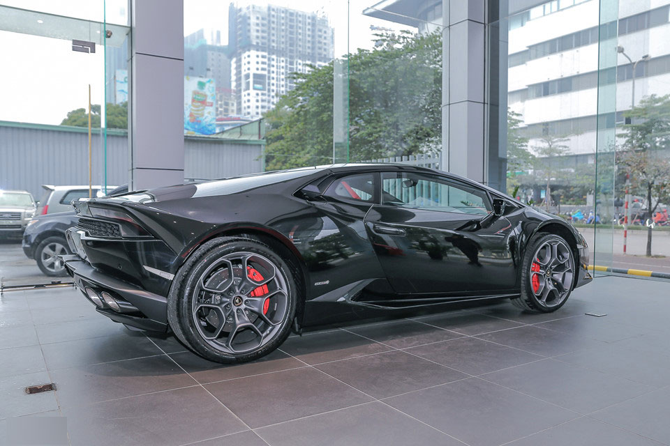 Lamborghini Huracan LP610-4 màu đen chính hãng đầu tiên tại Việt Nam