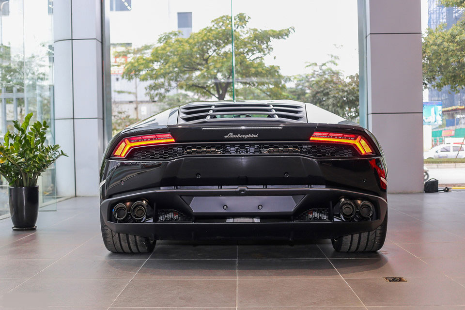 Lamborghini Huracan LP610-4 màu đen chính hãng đầu tiên tại Việt Nam