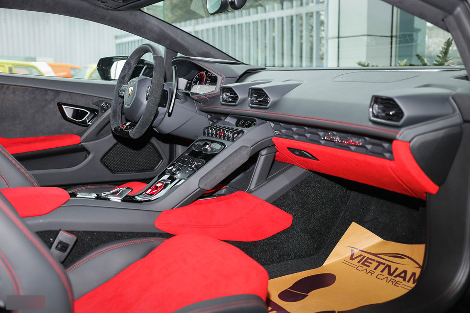 Lamborghini Huracan LP610-4 màu đen chính hãng đầu tiên tại Việt Nam