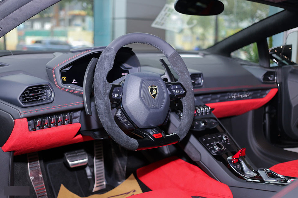 Lamborghini Huracan LP610-4 màu đen chính hãng đầu tiên tại Việt Nam