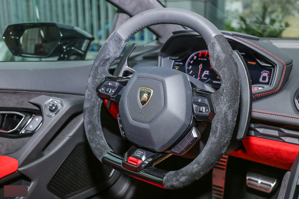Lamborghini Huracan LP610-4 màu đen chính hãng đầu tiên tại Việt Nam