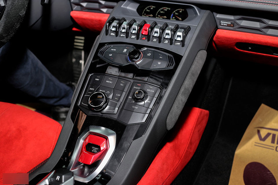 Lamborghini Huracan LP610-4 màu đen chính hãng đầu tiên tại Việt Nam