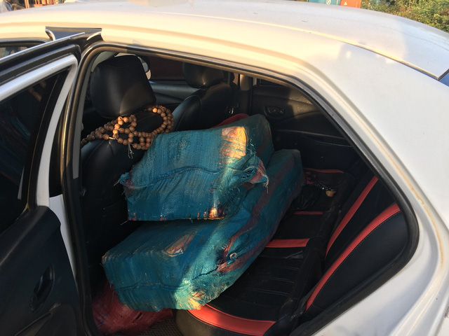 Taxi chở pháo lậu gây tai nạn trên đường bỏ chạy