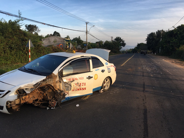 Taxi chở pháo lậu gây tai nạn trên đường bỏ chạy