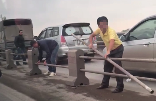 Tài xế ôtô tháo dải phân cách cầu Thanh Trì