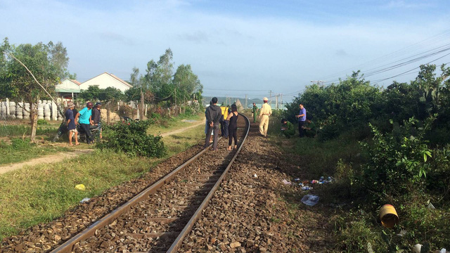 Xe công nông bị tàu hỏa kéo lê gần 400m, tài xế kịp nhảy thoát thân