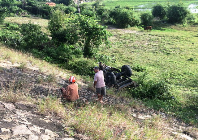 Xe công nông bị tàu hỏa kéo lê gần 400m, tài xế kịp nhảy thoát thân