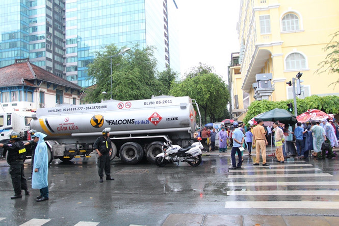 Nữ sinh bị xe cán tử vong ngay trung tâm: Xe bồn được vào nội thành giờ nào?
