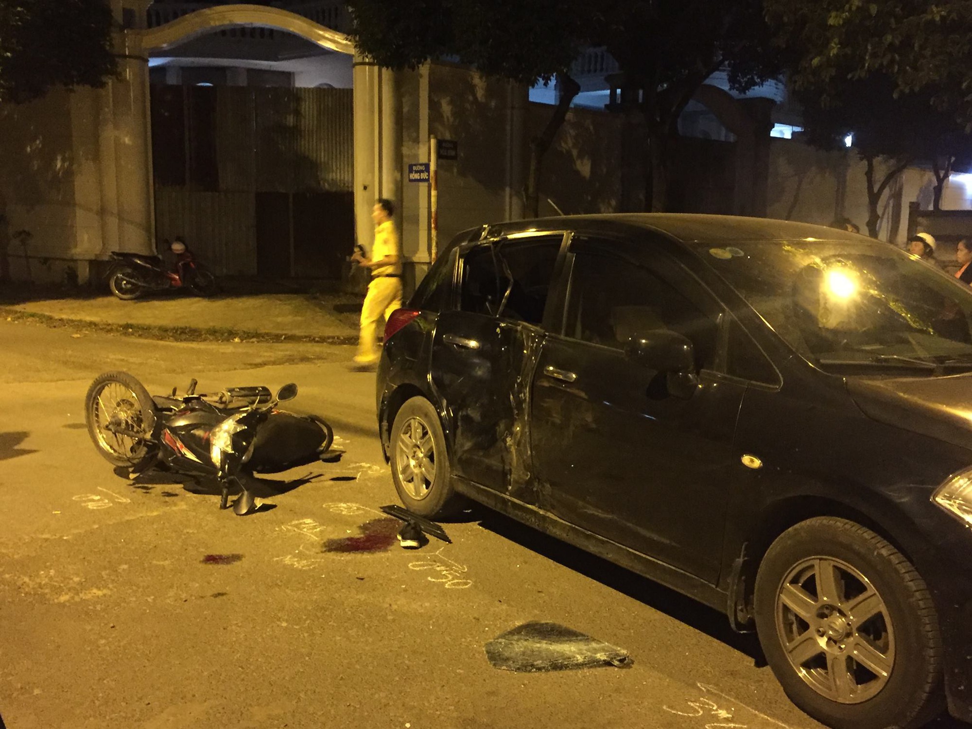 TP.HCM: Đi xe máy chở 3 rồi lao vào xế hộp, 3 nam thanh niên nhập viện trong tình trạng nguy kịch