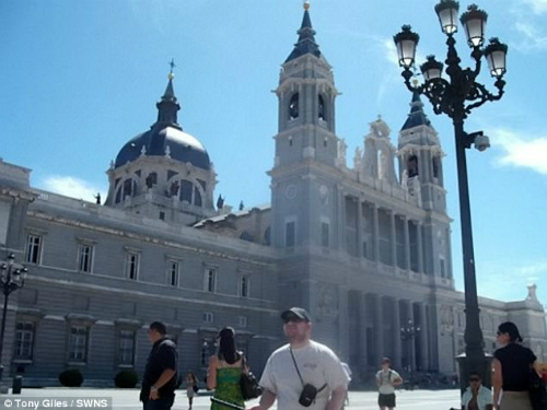 Phượt thủ vừa mù vừa điếc đi khắp thế giới