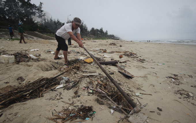 Bờ biển Quảng Nam rác tấp dày đặc, kéo dài 8km