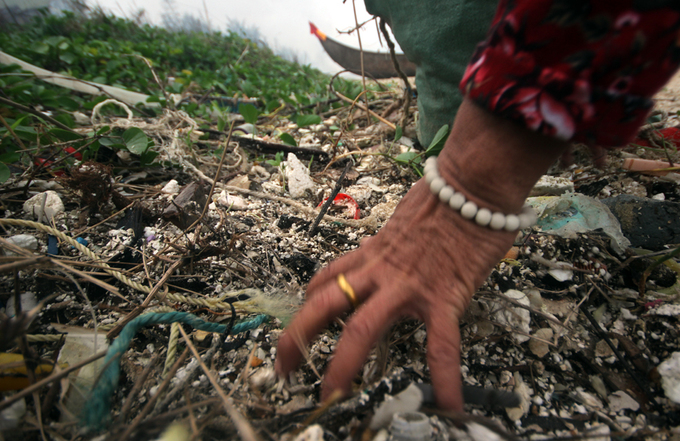 Bờ biển Quảng Nam rác tấp dày đặc, kéo dài 8km