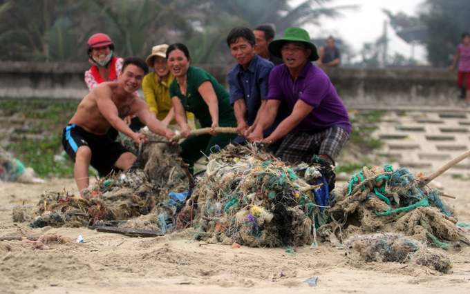 Bờ biển Quảng Nam rác tấp dày đặc, kéo dài 8km