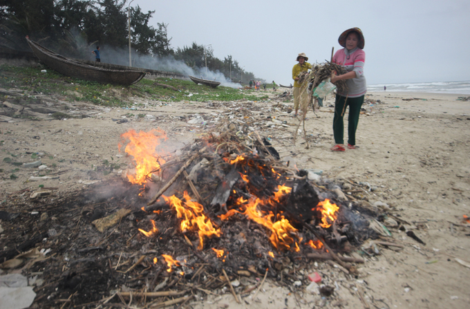 Bờ biển Quảng Nam rác tấp dày đặc, kéo dài 8km