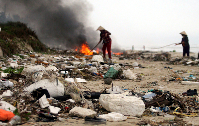 Bờ biển Quảng Nam rác tấp dày đặc, kéo dài 8km